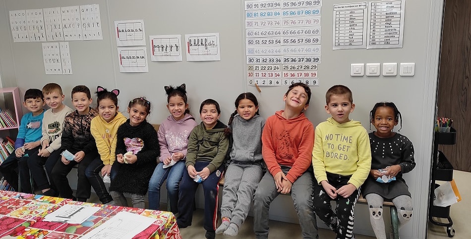 Enfants de l'association Ma Chance Moi Aussi à Aix-Les-Bains dans leur salle de classe