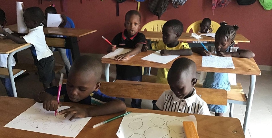 Enfants de l'association Shechem dans une salle de classe